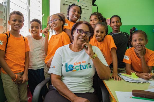 Niños con su profesora