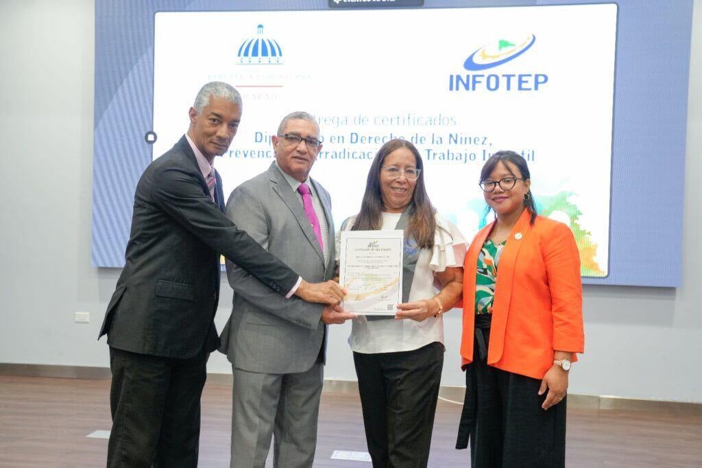 INFOTEP, Ministerio de Trabajo y World Visión certifican 44 participante que cursaron diplomado 3