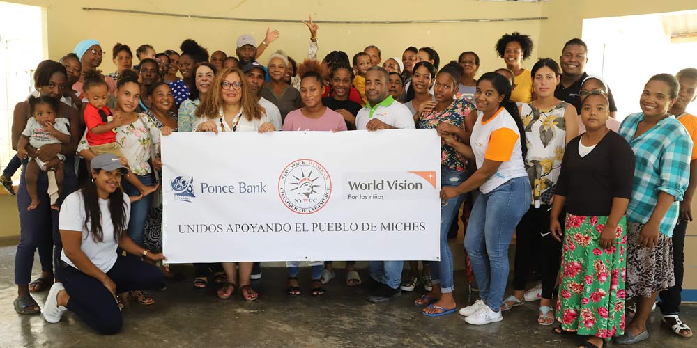 Comunidad de Miches junto a World Vision y Ponce Bank