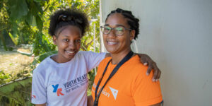 Jóvenes dominicanas sonrientes, destacando la importancia de la participación juvenil en la toma de decisiones para el desarrollo de sus comunidades, en el contexto del Día Internacional de la Juventud.