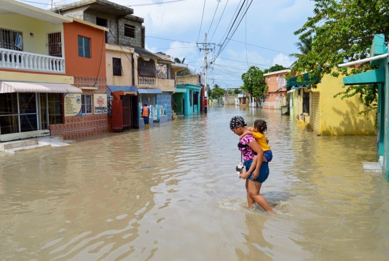 Dos personas cruzando un rio en medio de una tormenta