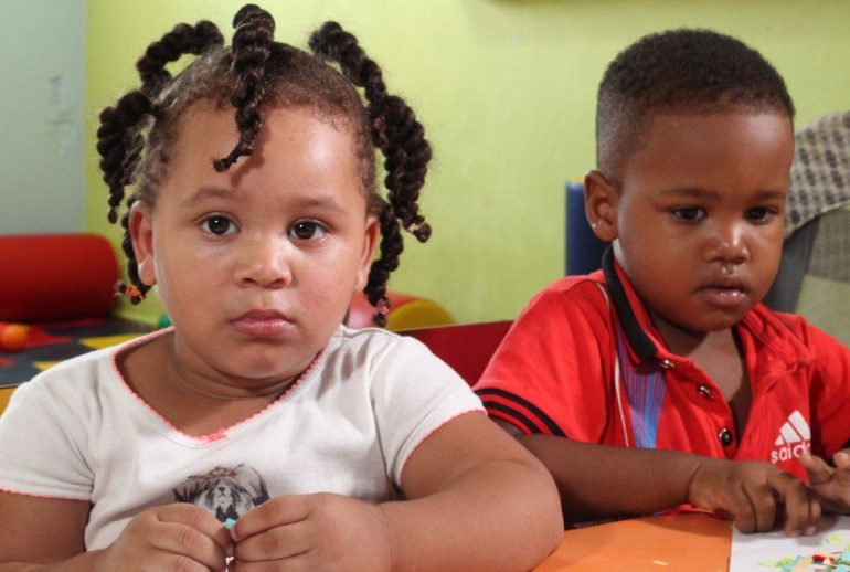 Niños pequeños haciendo actividades manuales