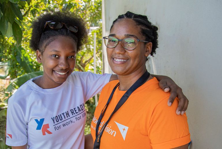 Jóvenes dominicanas sonrientes, destacando la importancia de la participación juvenil en la toma de decisiones para el desarrollo de sus comunidades, en el contexto del Día Internacional de la Juventud.