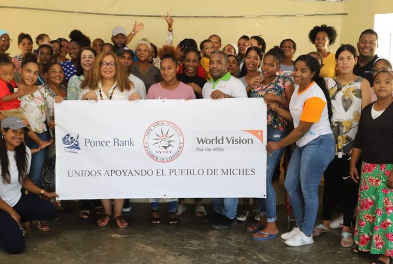Comunidad de Miches junto a World Vision y Ponce Bank