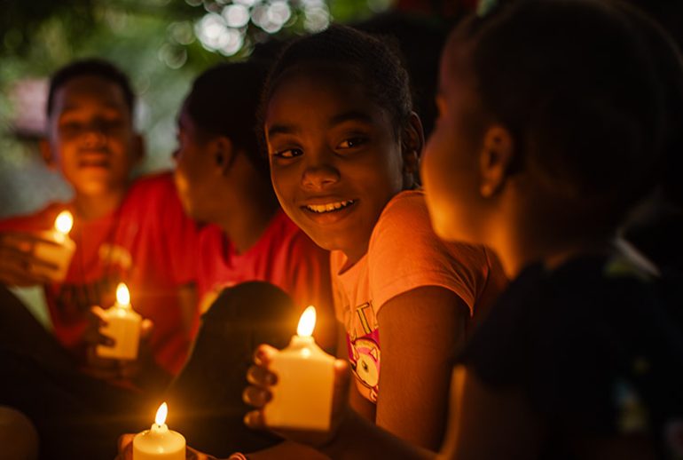 Descubre cómo crear recuerdos inolvidables en Navidad con simples detalles. Inspírate en actividades y tradiciones familiares que enriquecen el espíritu navideño y fortalecen los lazos familiares.